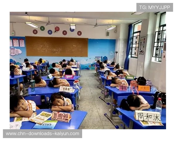 家校联赛教师扑救瞬间，学生尖叫鼓掌