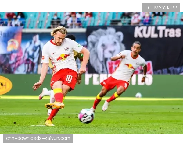 足球纪录片《背后的链条》热播，聚焦德甲球队赛前防守战术部署会议。