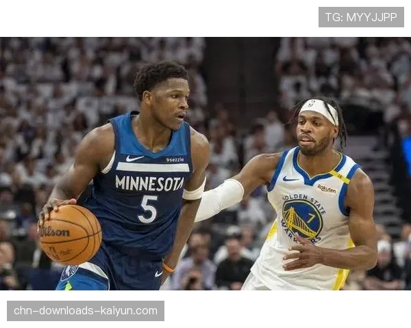 终场哨响，卢顿主帅爱德华兹与队员拥抱，保级希望犹存